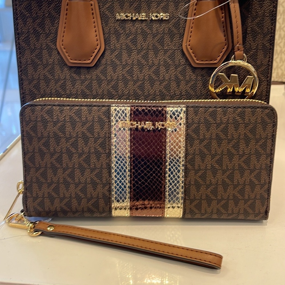 Michael Kors Jet Set Travel Large Signature Logo and Metallic Continenta…